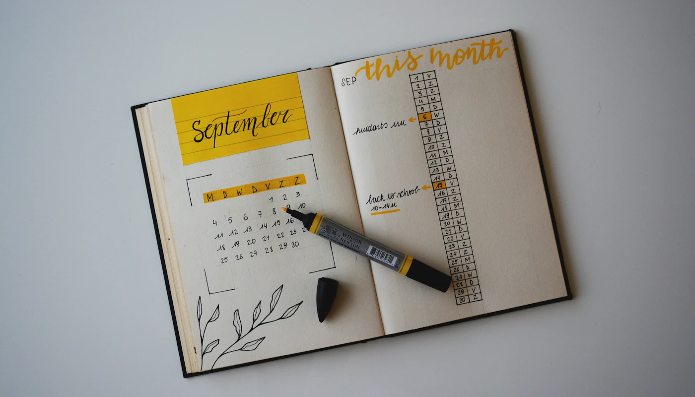 Agenda aperta con una penna