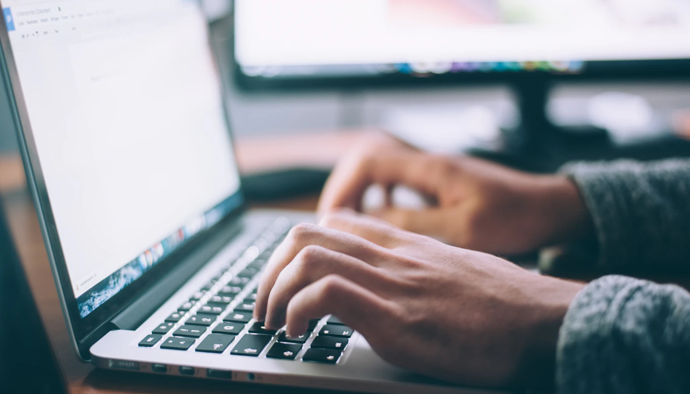 Persona al lavoro su un computer portatile